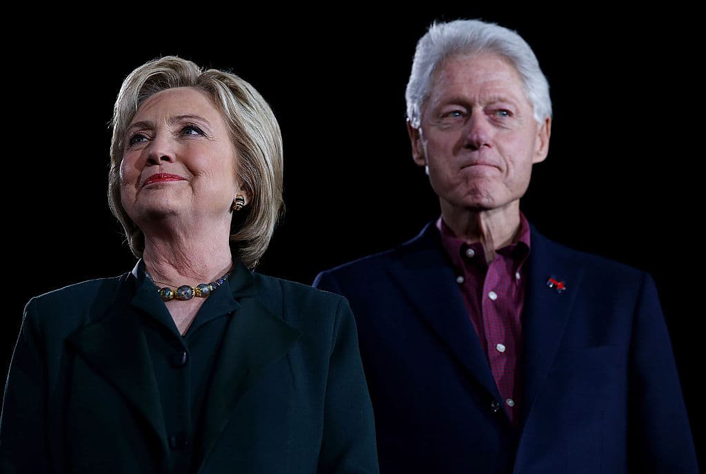 Hillary Clinton (izda) dejó la junta directiva de la fundación cuando anunció su candidatura pero su esposo, Bill (dcha.), y su hija continúan teniendo papeles destacados.