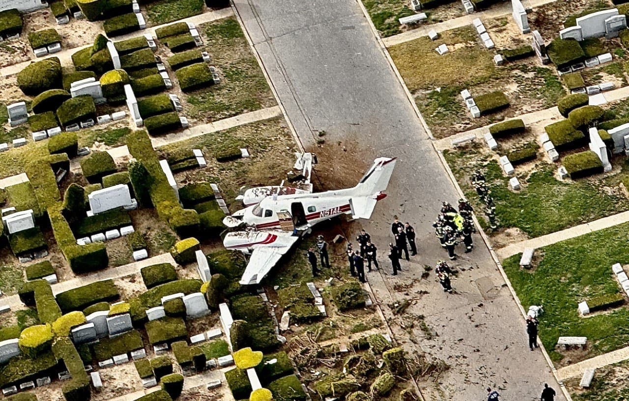 Se estrella avioneta en cementerio de Long Island; dos personas quedan heridas