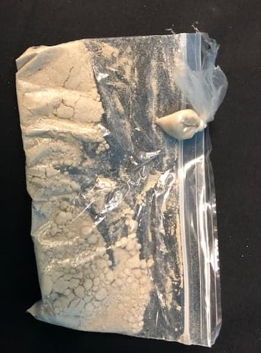 Los oficiales encontraron 25 gramos de heroína, 31 gramos de marihuana, 1.5 gramos de cocaína