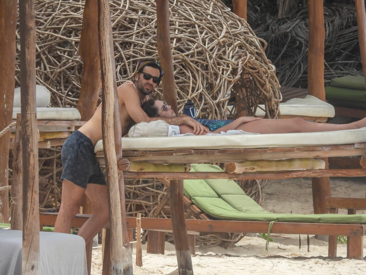 José Pablo Minor no se fue solo, está acompañado por su novia, la también actriz Ximena Romo.