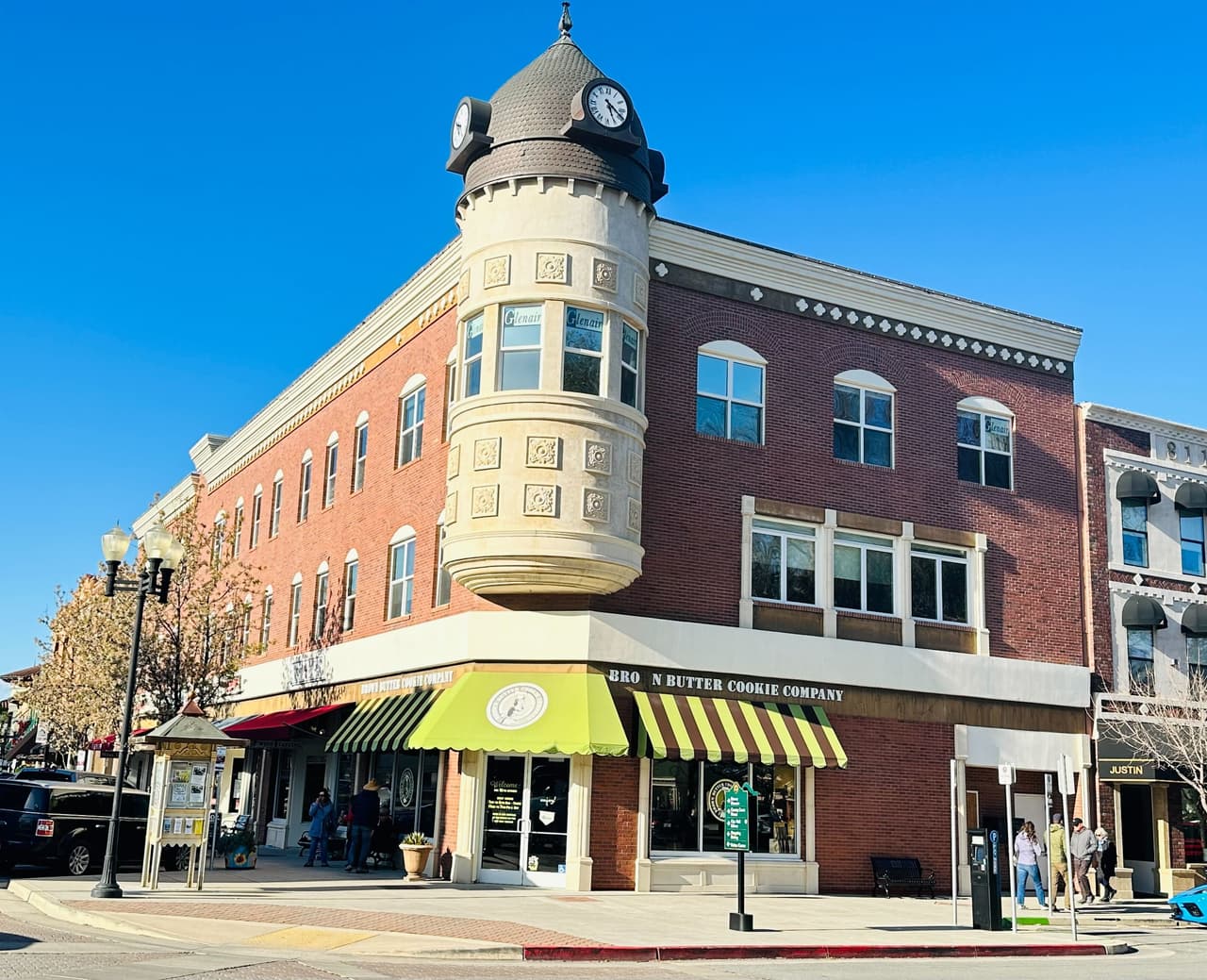 Otro de los atractivos de Paso Robles es darse un paseo por el centro de la ciudad, vale la pena admirar la exquisita arquitectura porque una de las mejores partes de los viajes es absorber la historia local y las tradiciones. 
<br>