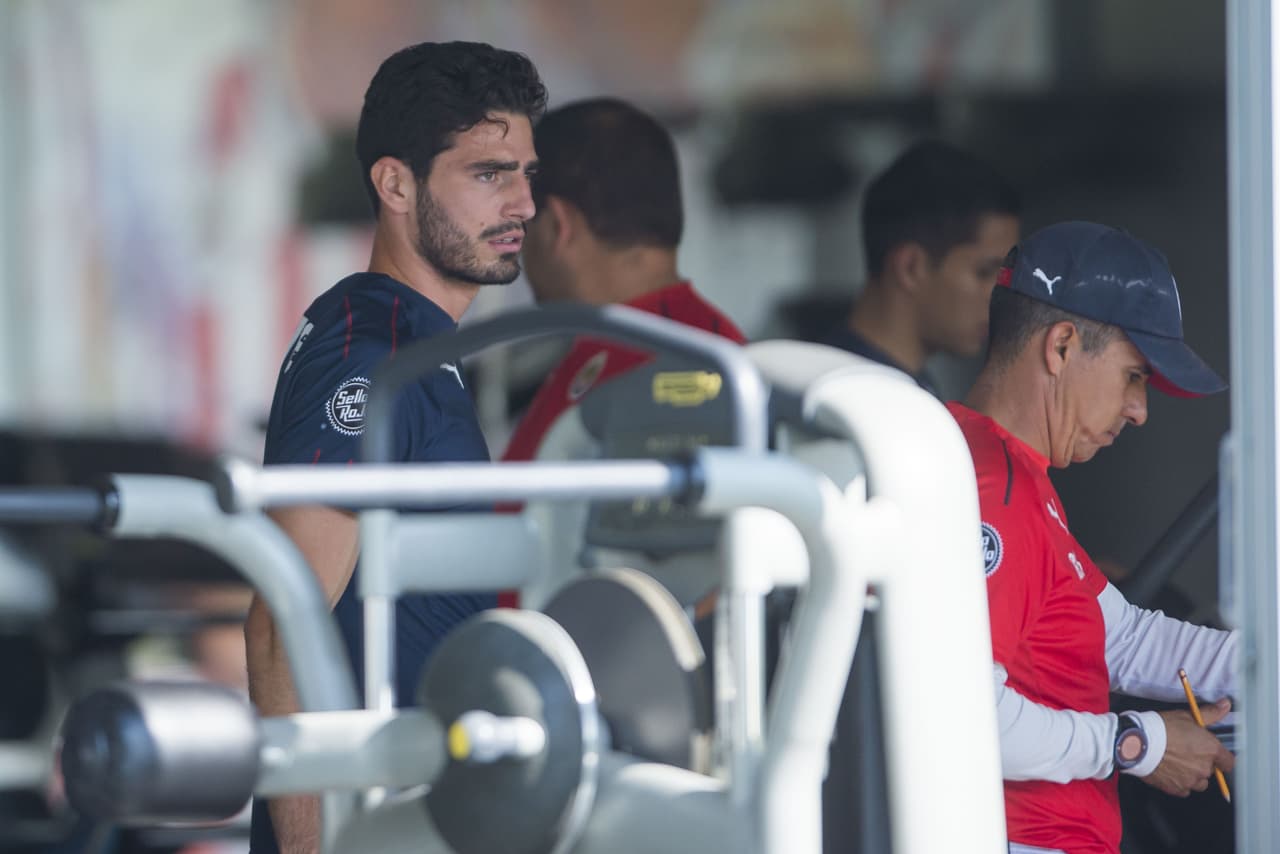 El defensor Antonio Briseño, anunciado por Chivas hace unos días como refuerzo para esta temporada, tuvo su primera práctica con el Rebaño.