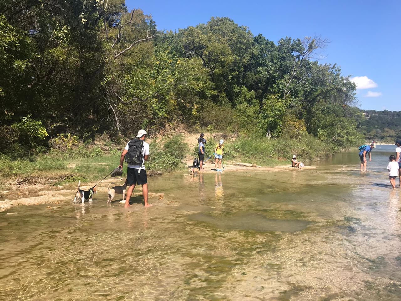 Los precios para poder entrar y disfrutar del establecimiento varían dependiendo en el día y el número de familiares por cada grupo. El parque queda al suroeste del metroplex.