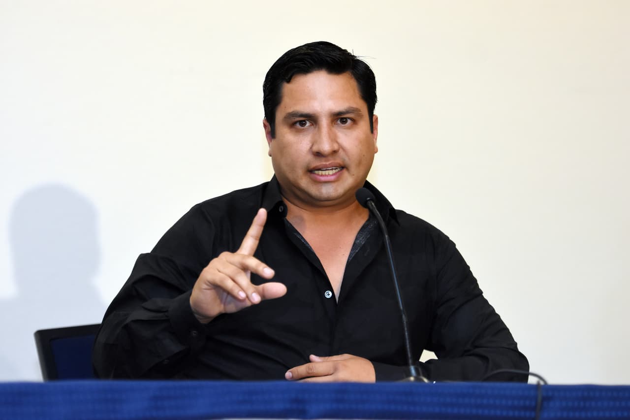 "Mi padre, mi madre y la escuela de la vida me han enseñado a ser una persona muy responsable y caminar lo mas derecho que se pueda".