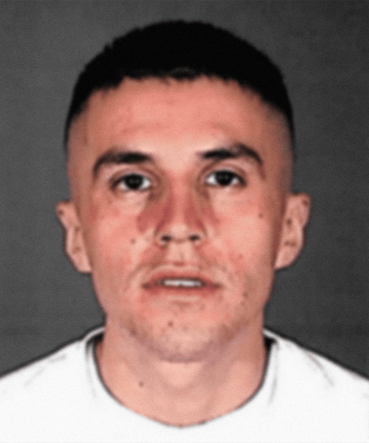 <b>Ricardo Villa</b> es buscado por su presunta participación en un intento de asesinato al disparar contra un auto estacionado fuera de un club de Hollywood el 26 de abril de 2015. Villa estaba libre bajo fianza. Es posible que se oculte en México, país con el cual tiene nexos. El FBI ofrece una recompensa de hasta $ 5,000 por información que conduzca a su arresto.