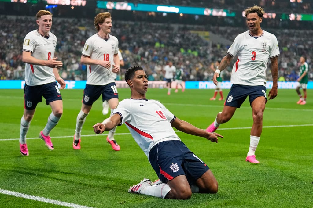 Los jugadores de Inglaterra celebran el segundo gol anotado durante el encuentro.