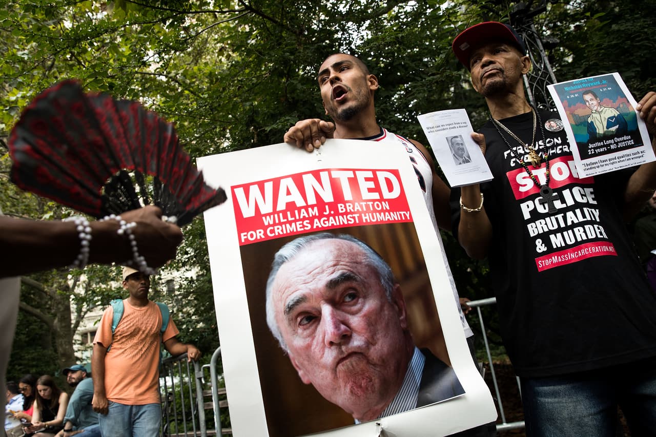 La renuncia de Bratton llegó luego de repetidas protestas de parte de grupos activistas.