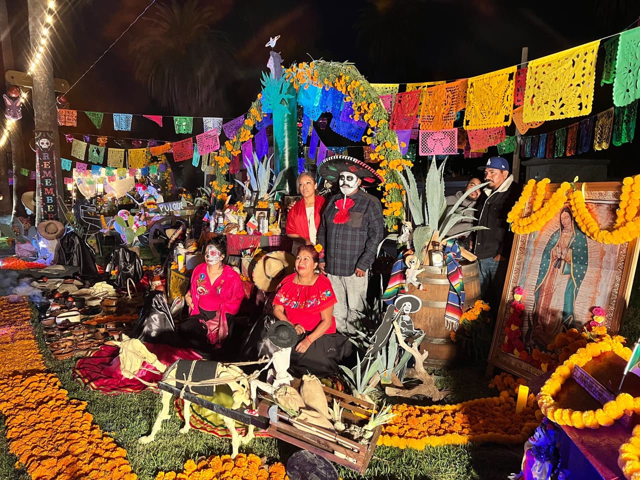 Los Ángeles es la ciudad con más mexicanos después de Ciudad de México, por lo que no sorprende que el Día de Muertos se celebre a lo grande. El cementerio Hollywood Forever, en el corazón de la ciudad, se llena de altares para honrar a los que ya no están.
