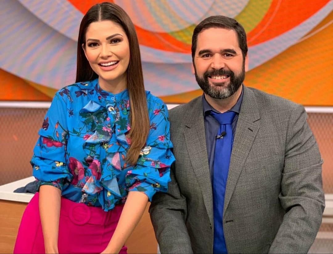 Ana Patricia y Albert posaron con sus solidarios vestuarios en este Día Mundial del Autismo. La conductora eligió una falda que contrasta con su blusa, que tiene detalles en ese color.