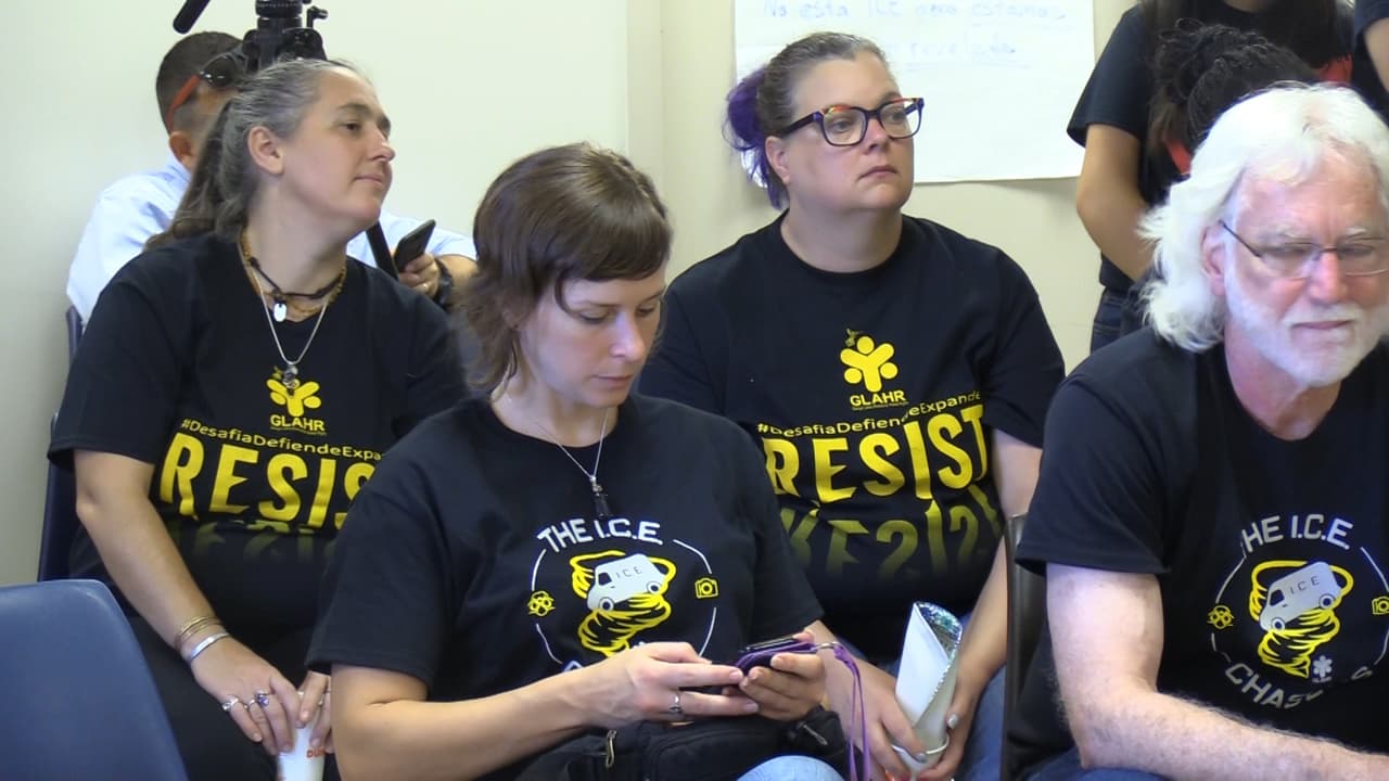 Las comunidades inmigrantes de Georgia vivieron entre los rumores y el miedo el inicio de lo que según el gobierno federal serán varios días de operativos para poner bajo custodia y deportar a indocumentados. En horas de la tarde de este domingo, tanto grupos activistas como Inmigración no habían confirmado detenciones en la región. Al norte de Atlanta, más de 70 personas se reunieron desde muy temprano en la sede de la organización Alianza Latina de Georgia por los Derechos Humanos (GLAHR), desde donde se formaron una decena de grupos que salieron a verificar si agentes del Servicio de Inmigración y Control de Aduanas de los Estados Unidos (ICE) estaban en los vecindarios arrestando a personas.