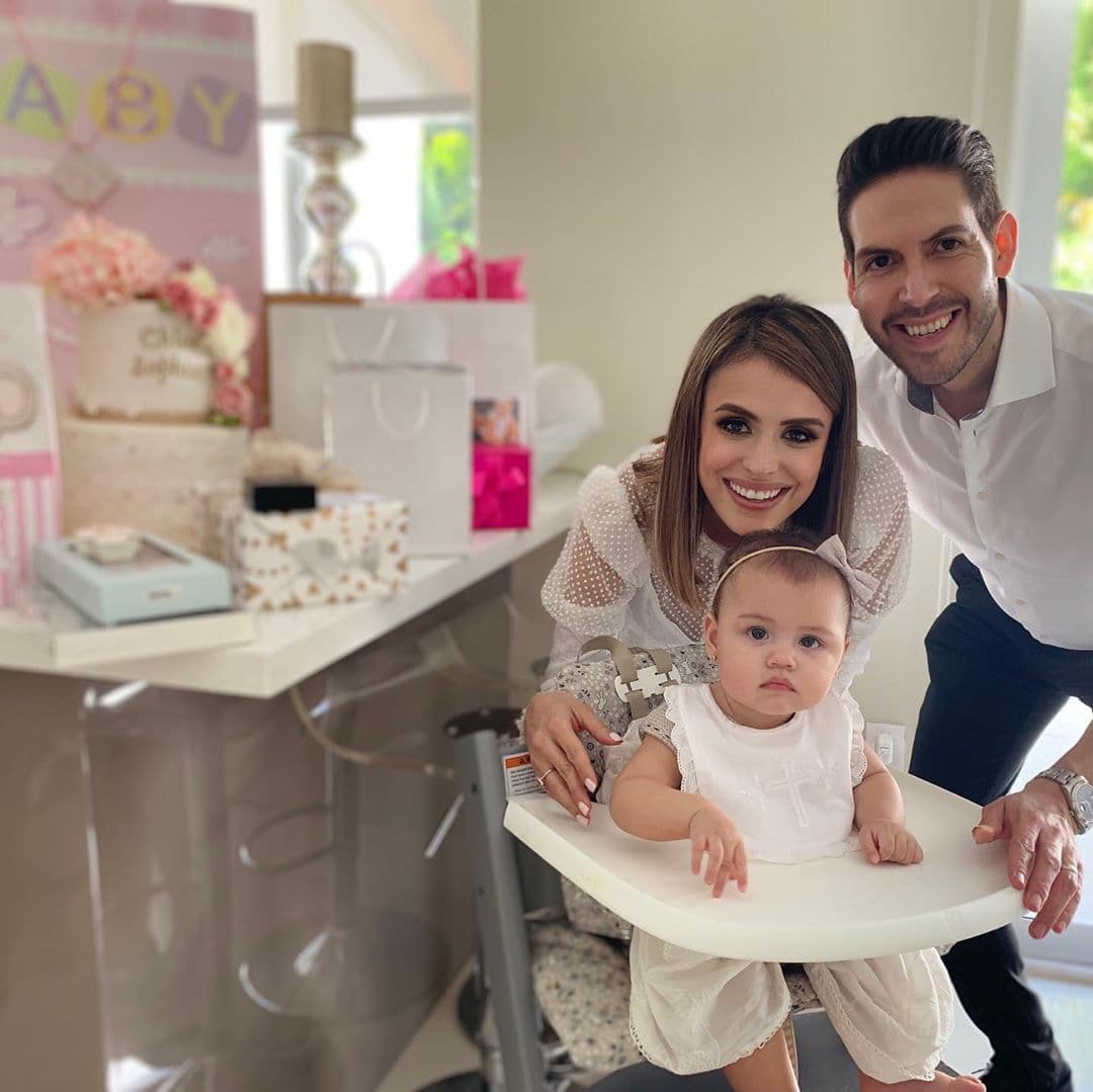 Después de la ceremonia, la familia se dispuso a celebrar la toma del sacramento con una amena comida.