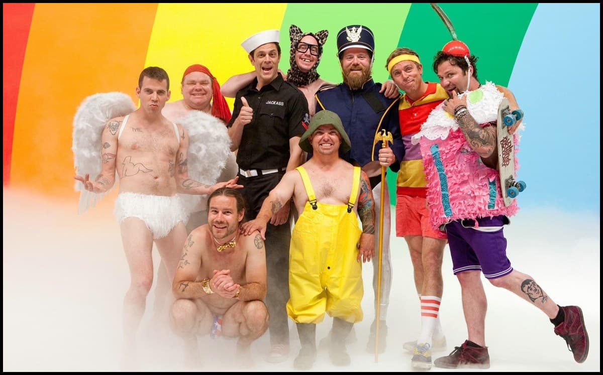 <b>'Jackass'</b>
<br>Las bromas pesadas, junto con los retos peligrosos y absurdos, tuvieron lugar en el canal televisivo gracias a 'Jackass', donde un grupo de amigos se la pasaban creando retos y en la mayoría de ellos, alguien salía lastimado.