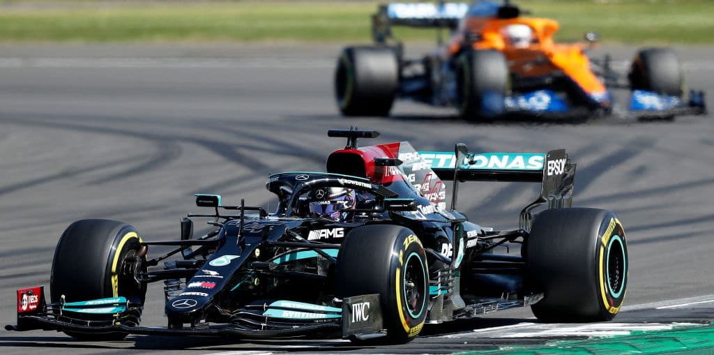 Termina el Grand Prix de Gran Bretaña con un mal sabor de boca. Lewis Hamilton se lleva el podio en casa a pesar de haberle chocado la monoplaza a Max Verstappen de Red Bull y dejarlo fuera de la contienda. Charles Leclerc logra su primer podio en segunda posición y Valtteri Bottas se queda con la tercera plaza. El piloto mexicano Sergio Pérez le roba un punto a Hamilton pero queda en 16.