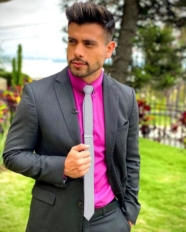 Un mes antes, en mayo, el conductor publicó otro video en la misma red social donde ponía como ejemplo las consecuencias de
<a href="https://www.instagram.com/p/CAordPGAMC7/?hl=es-la" target="_blank">hurtar en la vida política</a>: "Si un político roba y es encontrado culpable y es juzgado, no podrá estar con su familia 10 o 20 años, es un castigo si realmente ama a su familia. Pero si ese político roba y es su estilo de vida, que no aprendió a ganarse la vida de otra manera lastimosamente, entonces
<b>hay una muy alta probabilidad de que sus hijos se inclinen y sean movidos a lo mismo: a robar</b>".
<br>