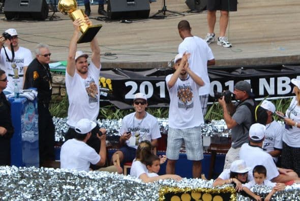 Photos: Spurs Championship Parade 2014