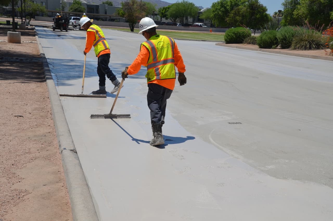 ¿Qué hace este ‘pavimento fresco’? El ‘pavimento fresco’ es de color más claro que el asfalto tradicional, en cual la superficie refleja en lugar de retener el calor. “El pavimento fresco tiene el potencial de compensar el aumento de las temperaturas nocturnas en Phoenix”, 
<a href="https://www.phoenix.gov/streets/coolpavement?fbclid=IwAR3NKgmtECgRK8o5BxBFPAK5aa4aX17WnQwJwSC5zQ8gzdqvpZs7MXnh7zg" target="_blank">indica la ciudad en su sitio web.</a> 
<br>
