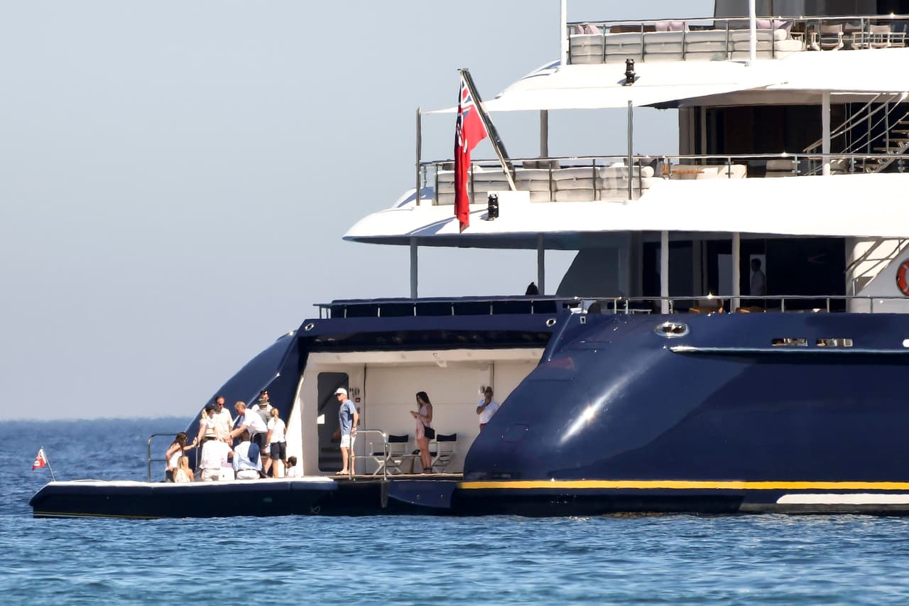 En este hermoso yate se pasearon.