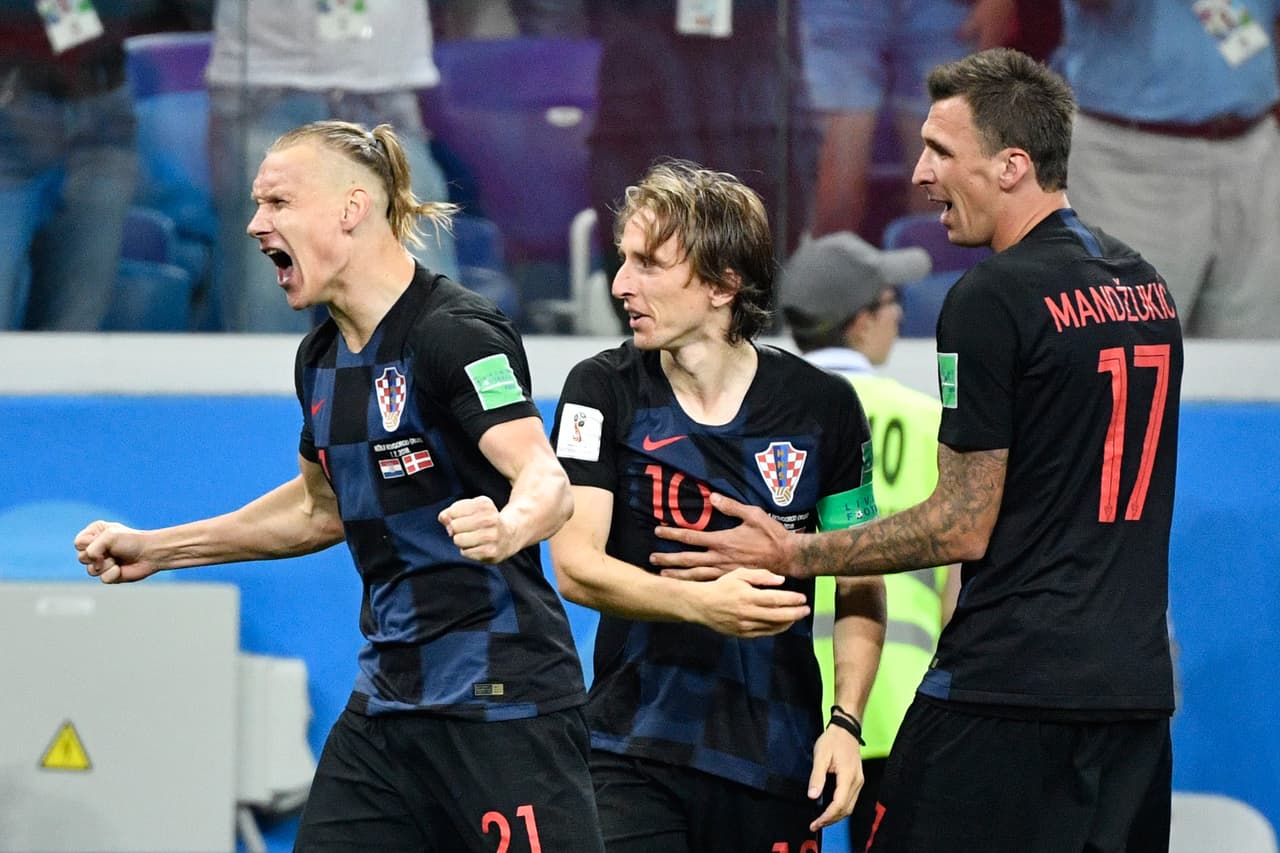 (De izquierda a derecha) Domagoj Vida, Luka Modric y Mario Mandzukic celebran la clasificación de Croacia a cuartos de final.