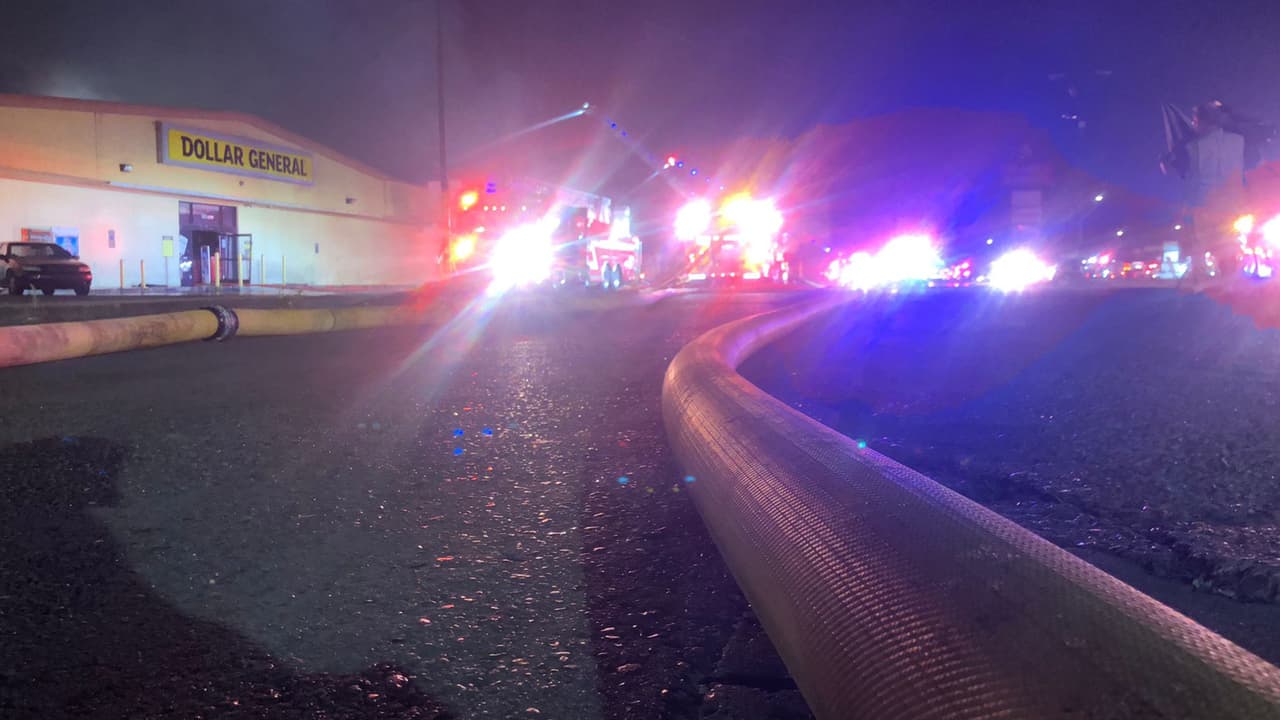 Al llegar los bombeos localizaron el fuego en una parte vacía del centro comercial.
<br>