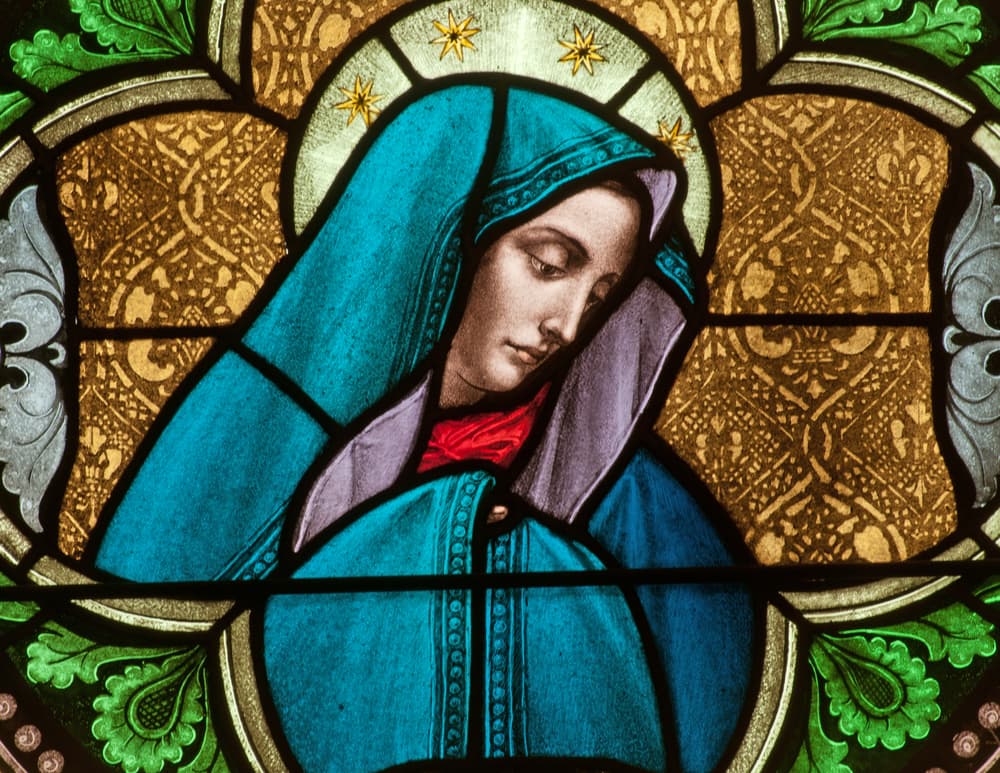 Es esta Virgen quien, con su fortaleza y su fe, nos da fuerza en los momentos de dolor, en nuestros problemas y sufrimiento diario. A ella se le pide la gracia de sufrir unidos a Jesucristo, en nuestro corazón, para así unir los sacrificios de nuestra vida a los de Ella y comprender que, en el dolor, somos más parecidos a Cristo y somos capaces de amarlo con mayor intensidad.