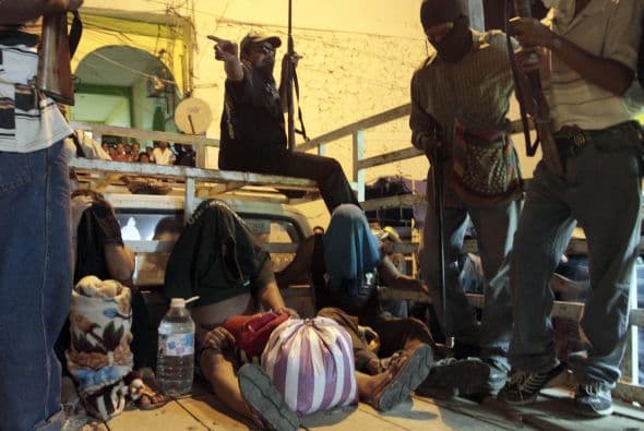 Los detenidos han sido señalados de crímenes como asesinato, secuestro, extorsión, venta o consumo de drogas eran trasladados a la fiscalía estatal para someterlos a una revisión médica e iniciar su proceso judicial.