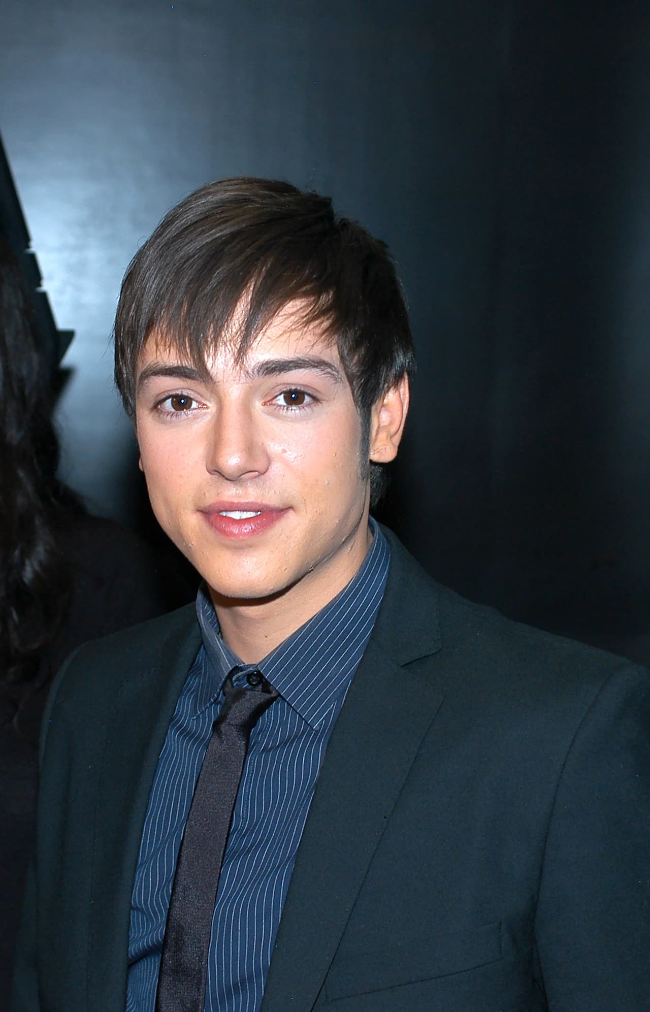 En 2009 el cantante recibió una invitación de la productora Rosy Ocampo para integrarse al elenco de 'Camaleones'.