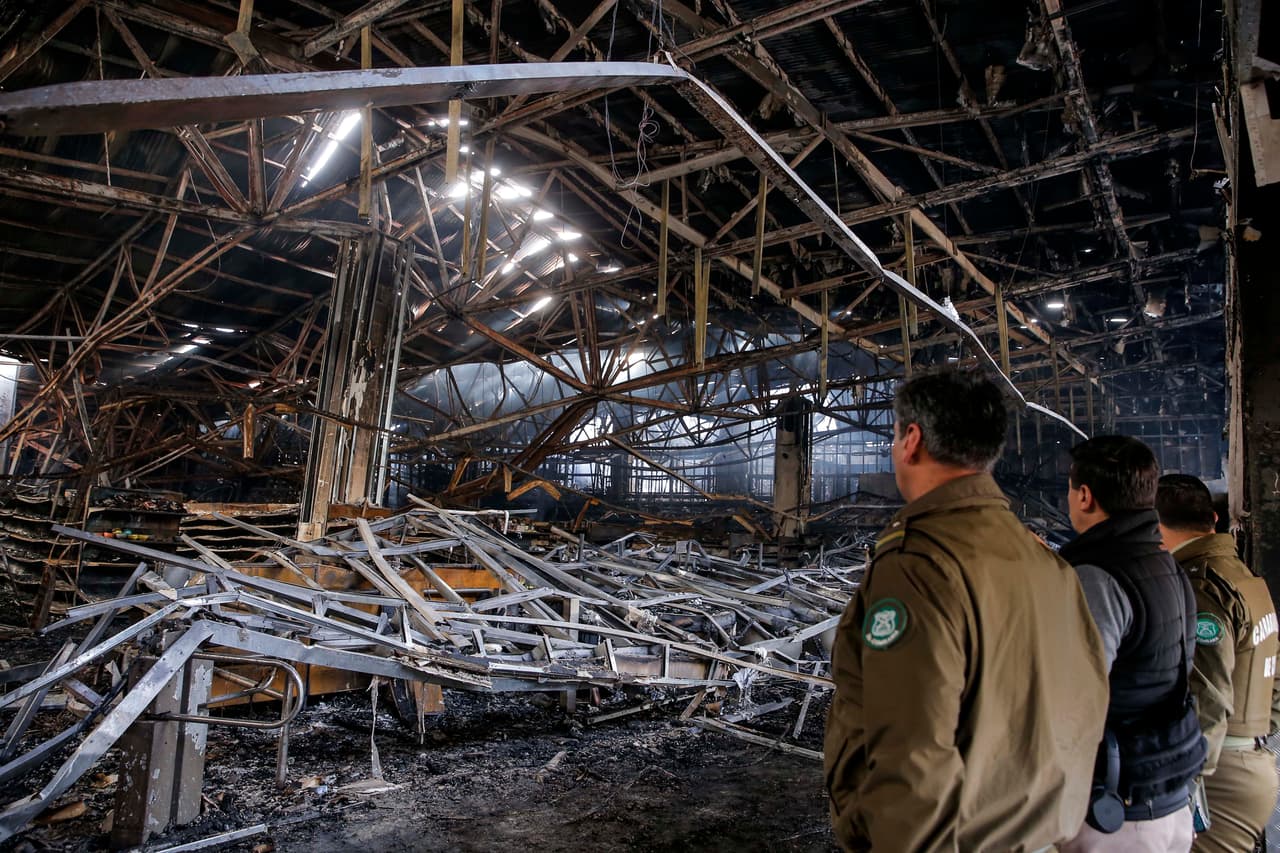 <b>En otro supermercado que fue devorado por las llama</b>s en Santiago tres personas murieron quemadas, informaron los servicios de emergencia. Otros establecimientos han sido saqueados por turbas que han desbordado a las fuerzas policiales.