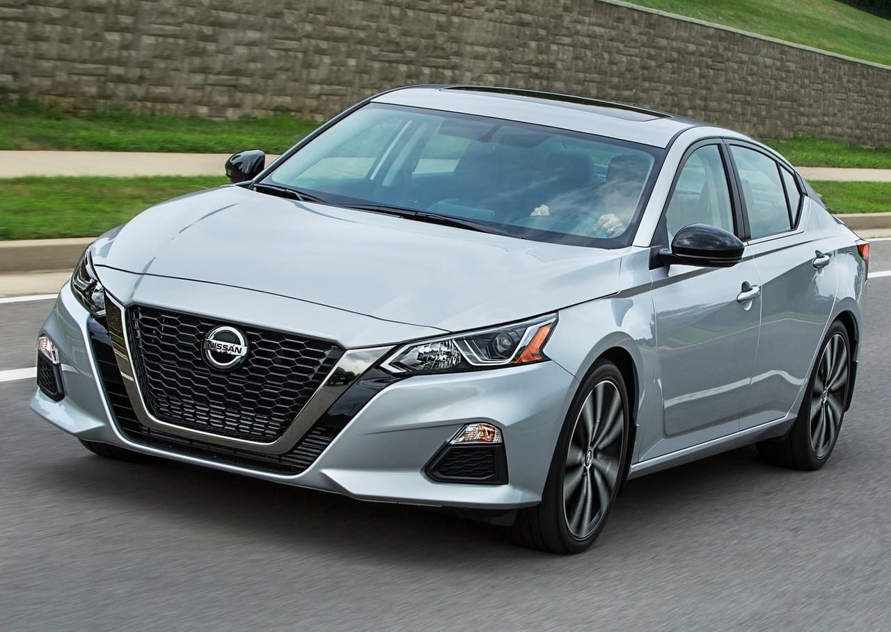 <h3 class="cms-H3-H3"><b>15 - Nissan Altima</b></h3>
<br>
<br>
<b>Compañías de alquiler:</b> -6.2%
<br>
<b>Concesionarios virtuales:</b> +5.9%
<br>
<b>Concesionarios tradicionales: </b>+1.4%
<br>
<br>
<b>Lugar con el mejor precio:</b> compañías de alquiler