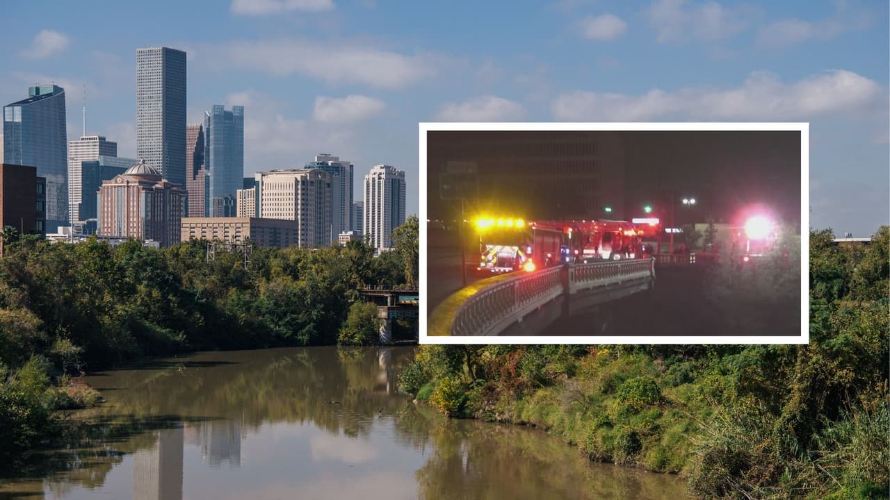<b>Tres hombres fueron rescatados por los bomberos de Houston</b> tras quedar atrapados por una inundación debajo de un puente entre las calles Preston y Smith.