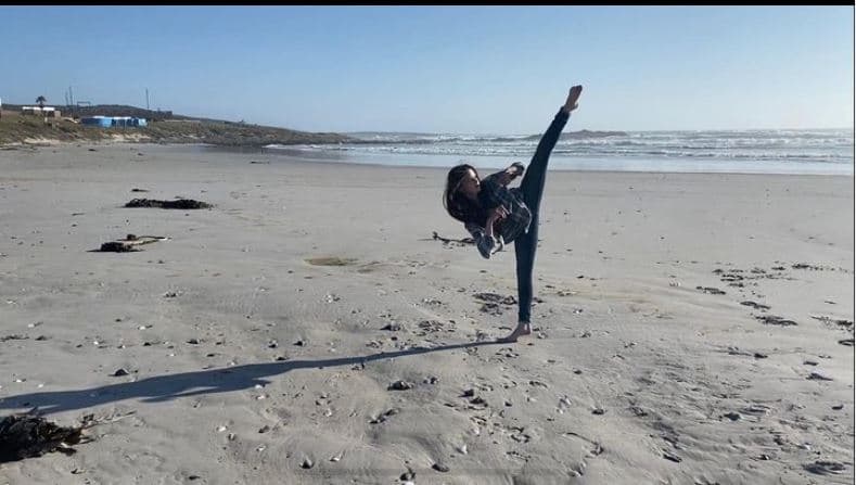 Mackenzie Foy practica artes marciales