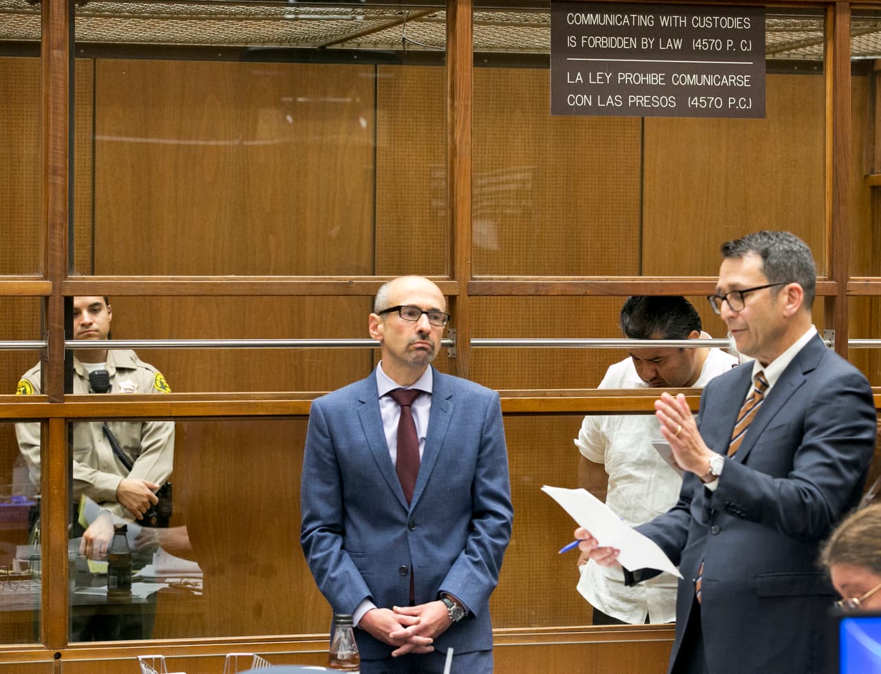 Durante su primera comparecencia
<b>Naasón Joaquín García llegó a la corte vistiendo una camisa blanca de botones y un pantalón oscuro</b>. En la acusación que la Fiscalía presentó en los tribunales detallan cómo el líder de La Luz del Mundo presuntamente abusó de al menos cuatro menores de edad entre 2015 y 2018 en Los Ángeles.
