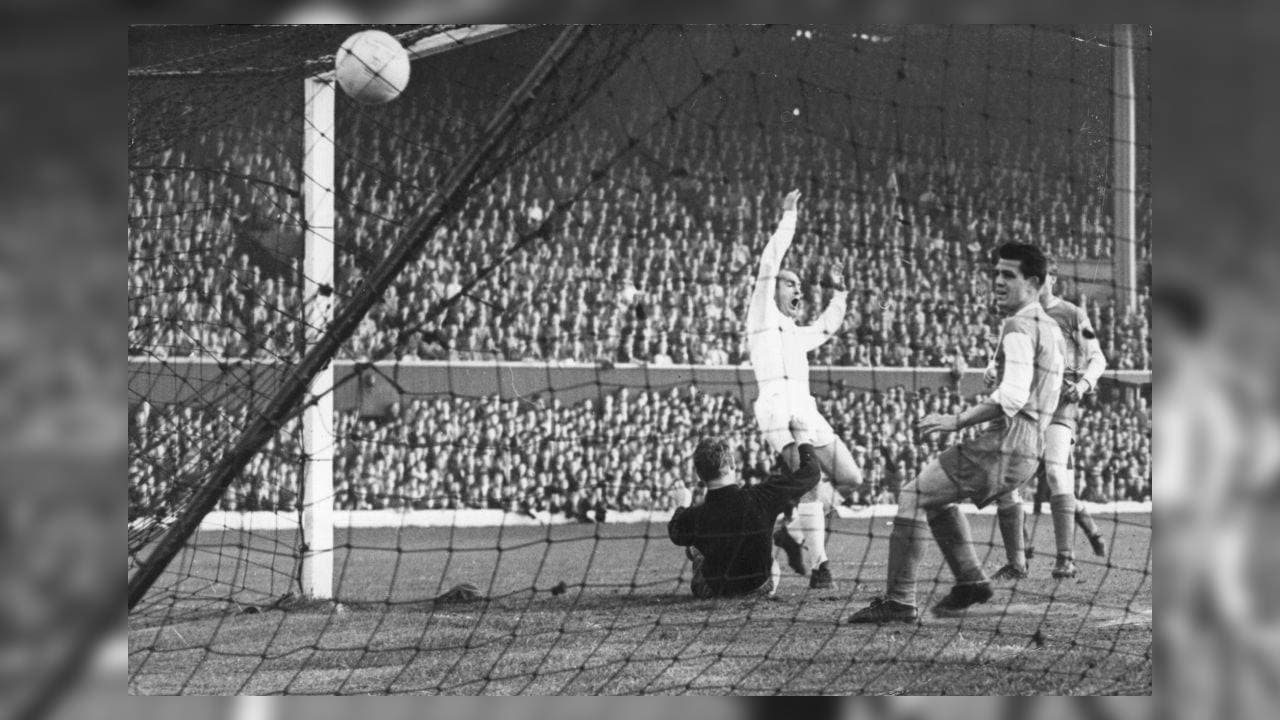 Cabe mencionar que el cantante, que también compuso un tema para Alfredo Di Stéfano, también grabó un himno del Atlético de Madrid. Pero, ese es otro cuento.