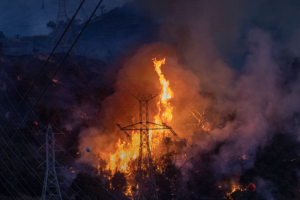 Autoridades consideran que el posible punto de ignición del incendio de Saddleridge puede haber sido una torre eléctrica, después de escuchar reportes de los residentes del área de Sylmar.