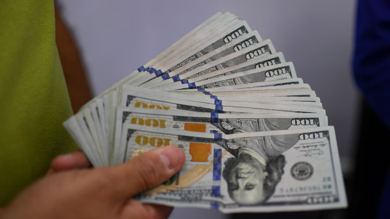 Varios bancos en el país alertan que una posible recesión se podría avecinar. El experto financiero Carlos Guamán ofrece algunos consejos para que estés preparado ante una posible pérdida de empleo o disminución de ingresos. 
<b><a href="https://www.univision.com/noticias" target="_blank">Ver más noticias aquí. </a></b>