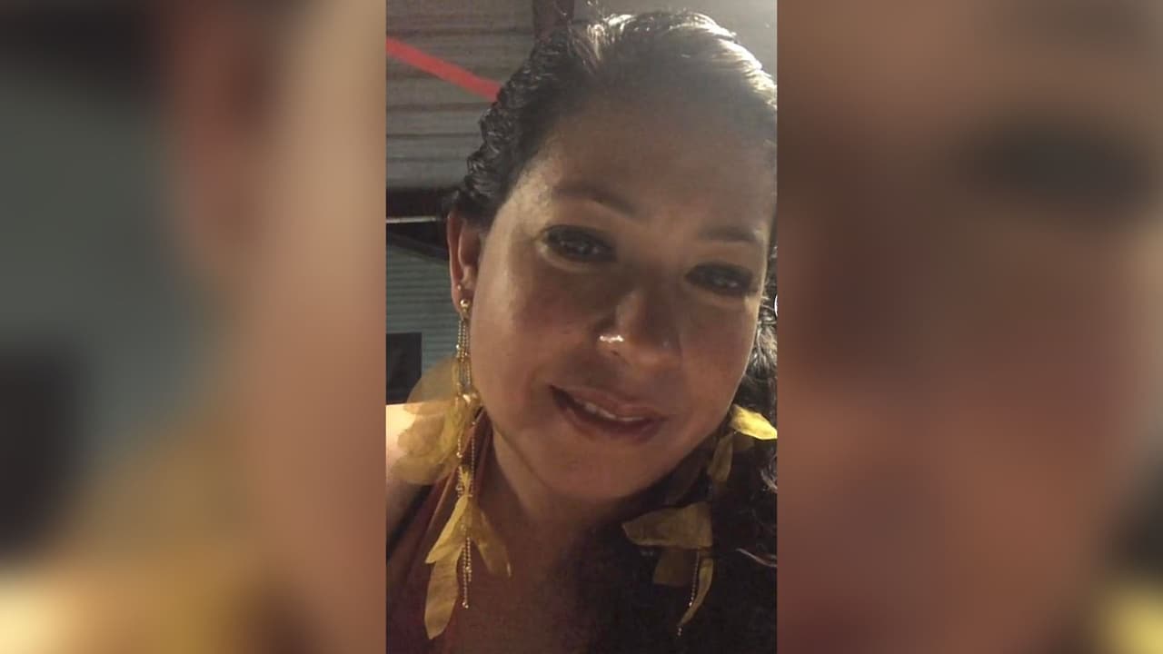 <b>Dulce Mercedes Martínez García</b> ha sido descrita como hispana, de 38 años, mide 4 pies 11 pulgadas de estatura, pesa entre 120 y 140 libras.
