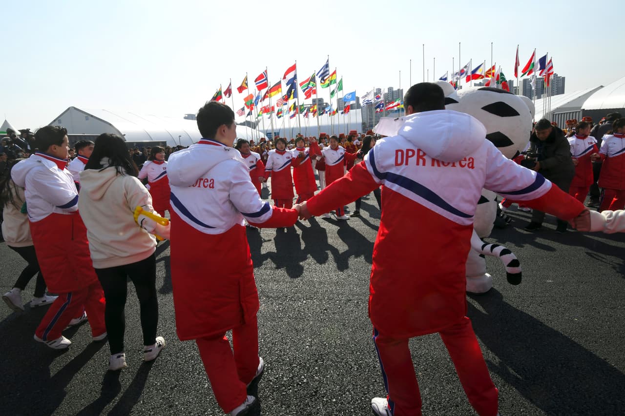 Técnicamente, ambos países aún siguen en guerra desde hace más de 65 años, por lo que este tipo de encuentros son históricos.
