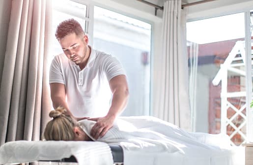 <b>10. Masajista.- </b>Este trabajo que reduce el estrés de quien lo solicita, también resulta ser uno de los más relajantes para quien se dedica a ello. El sueldo promedio es de 39,990 al año y se espera que la demanda de este trabajo crezca un 26% hasta el 2022.