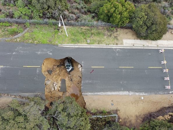 Una madre y su hija fueron rescatadas y llevadas al hospital después de que su auto, junto con una camioneta, cayeron dentro del socavón. Se estima que el sumidero, que continúa creciendo, tiene alrededor de 40 pies de profundidad. 
<br>