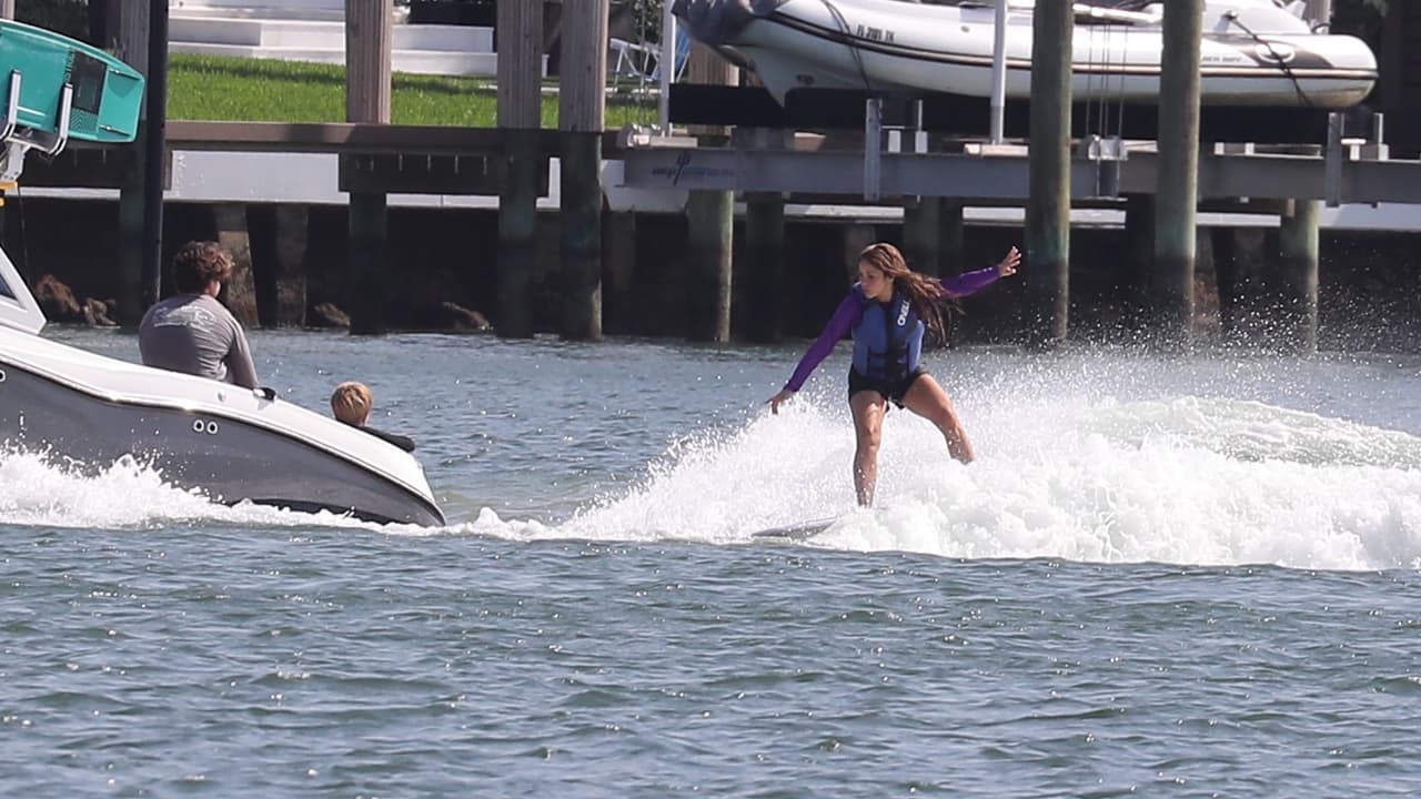 Shakira mostró sus habilidades acuáticas sobre las aguas de Miami.