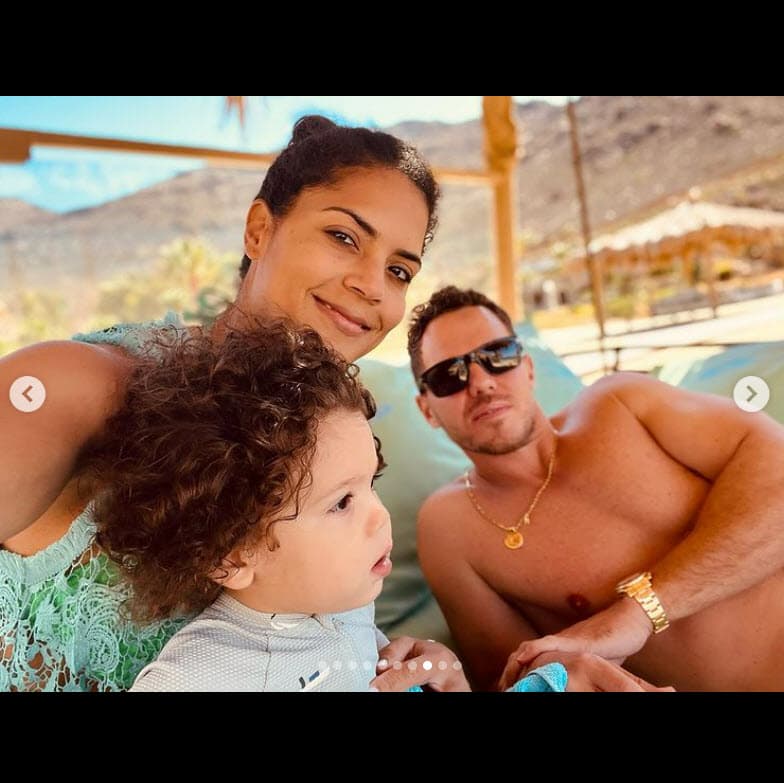 Antes de que diera a conocer que el menor viajó con ellos, algunos de sus seguidores de Instagram creyeron que el niño se había quedado en EEUU con 
<b><a href="https://www.univision.com/shows/despierta-america/lo-que-yo-queria-para-ella-la-madre-de-francisca-entregara-a-su-hija-en-el-altar-al-principe-llamado-francesco-video" target="_blank">su abuela, doña Divina Montero. </a></b>
<br>