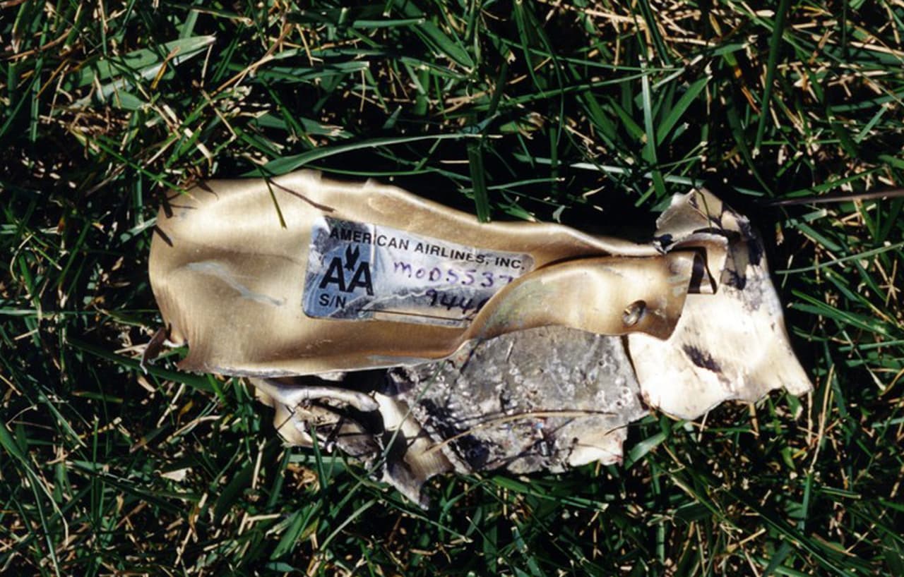 Una parte del avión encontrada en el césped del Pentágono.