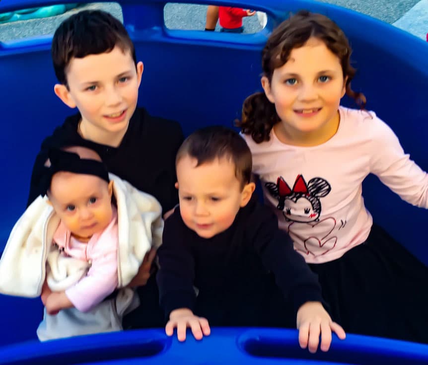 Está felizmente casada y tiene cuatro hijos, se parecen a ella ¿no crees?