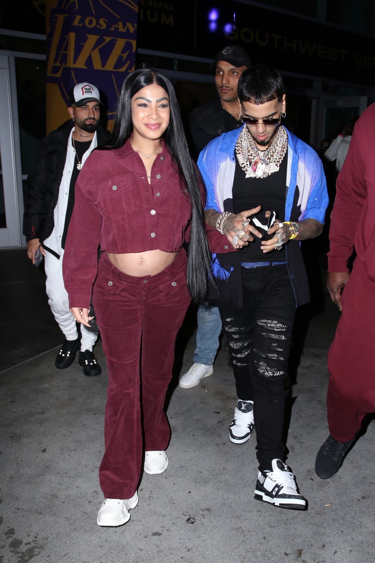 Ahí Yailin dejó ver su abultada pancita de seis meses al usar una chaqueta tipo crop top que dejaba al descubierto su vientre.
<br>