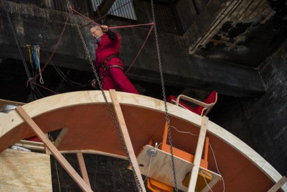 Hay veces que la monotonía de la vida se siente como una rueda de hámster gigante. De eso se trata el último performance de los artistas Ward Shelley y Alex Schweder de Brooklyn, quienes crearon una rueda de hámster de tres pisos en la que tendrán que coordinar cada movimiento durante 10 días. El performance llamado "En "rbita", está ubicado en una antigua sala de calderas en Williamsburg. Durante el performance, Schweder y Shelley van a comer, dormir, trabajar, ir al baño, etc, sin bajar de la rueda.