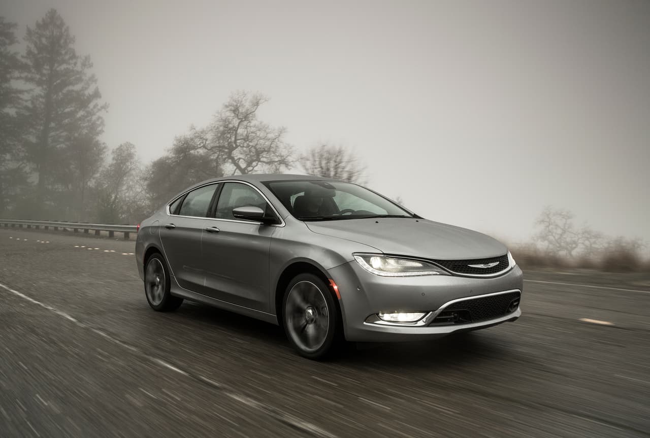 <b>5. Chrysler 200:</b> De este pobre árbol caído todos han hecho leña, incluyendo a Consumer Reports que nos recuerda los problemas en su dirección automática. La publicación dice que en una categoría rebozada con alternativas competentes y hasta excepcionales, el 200 se comporta como si fuese de otra era, el manejo es torpe, el paseo es tosco e inestable y su cuatro cilindros es decepcionante”.