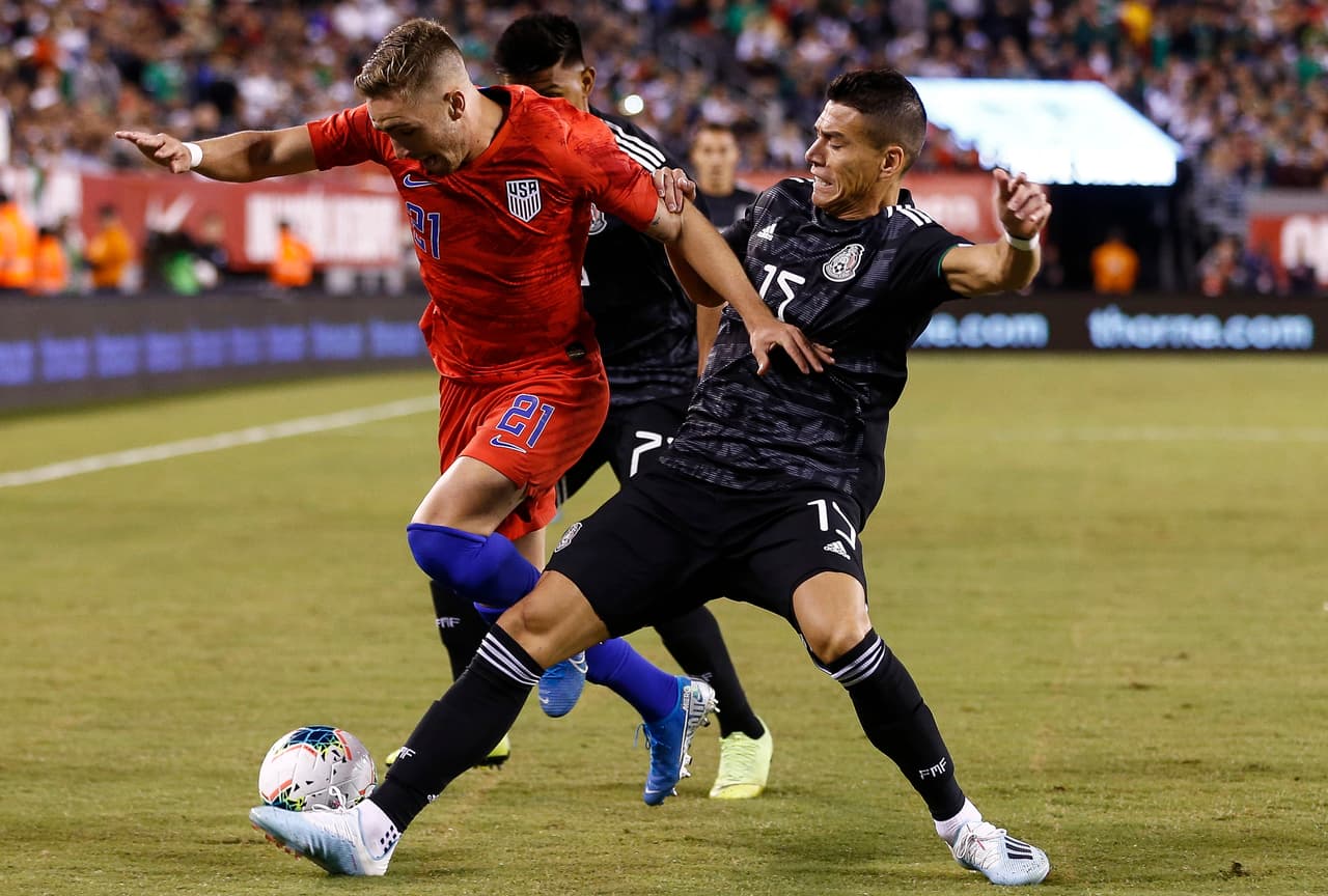 Con goles de Chicharito Hernández, Érick Gutiérrez y Uriel Antuna, México vence 3-0 al equipo de las barras y las estrellas; Orozco atajó un penal.
