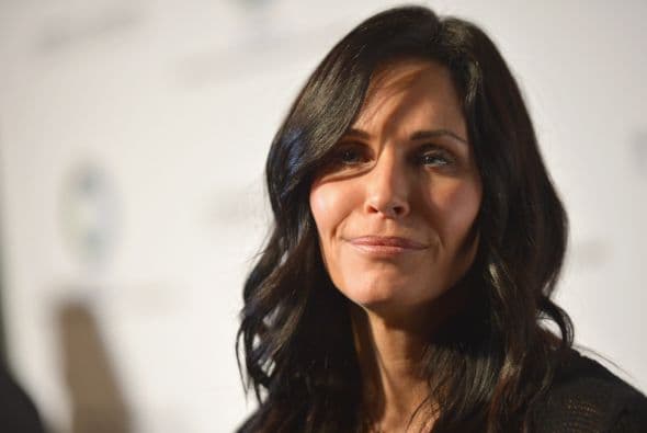 Más tarde grabaron una escena parecida con Courteney. Ocurrió lo mismo, la actriz se le acercó al director para pedirle: "Lem, ¿podrías decirle que no me meta la lengua en la boca?".