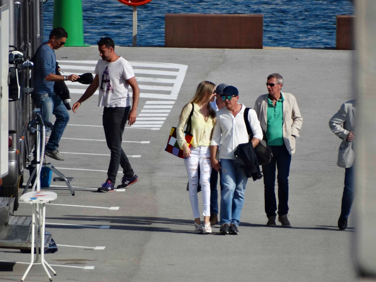 ¿Qué tanto le diría la rubia al oído?