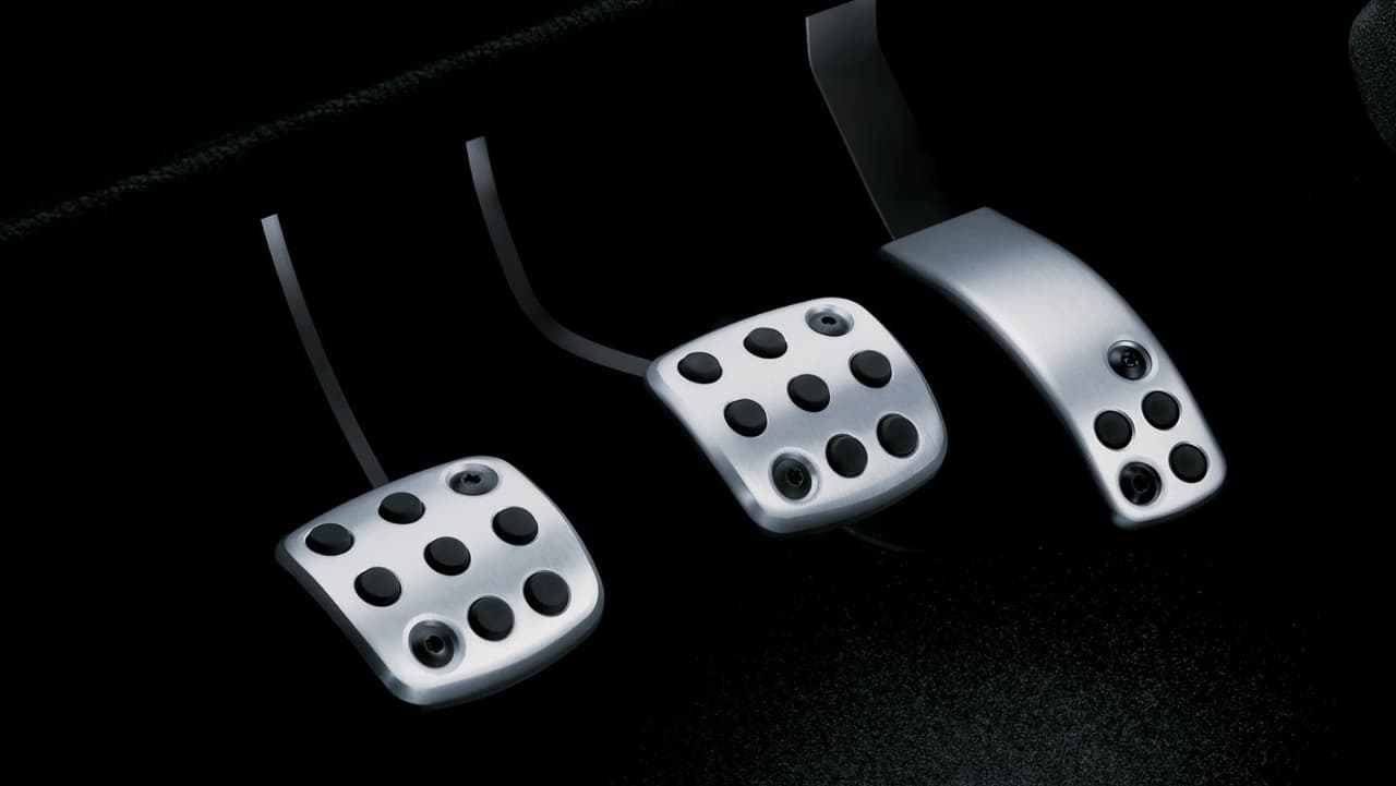 <b>Arranque y puesta en marcha:</b>Arranca el motor del coche sin pisar el acelerador: en los motores de gasolina puedes iniciar la marcha inmediatamente después del arranque; en los motores diésel, espera unos segundos antes de comenzar a moverte.
<br>