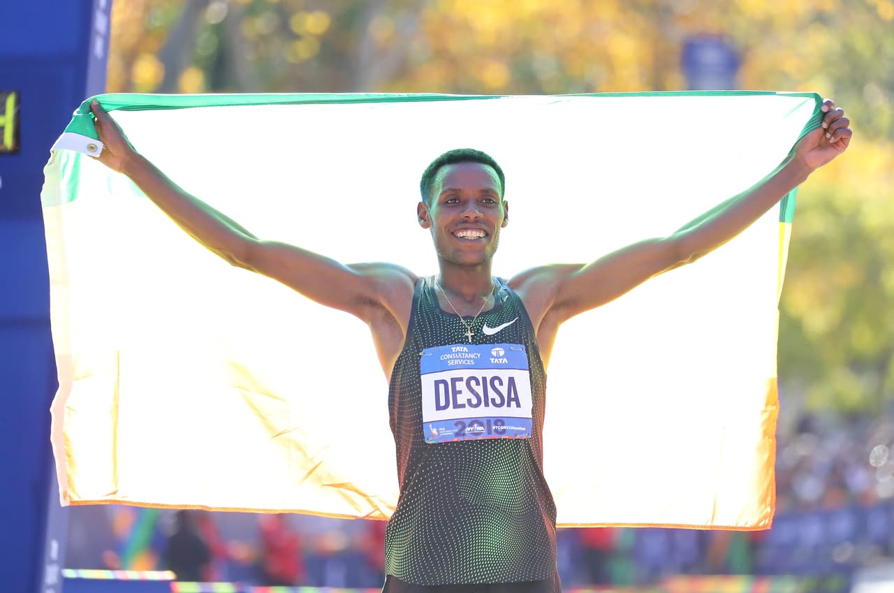 Lelisa Desisa, de Etiopía, celebra su victoria en la División de masculina del Maratón de Nueva York 2018 en Central Park este domingo.